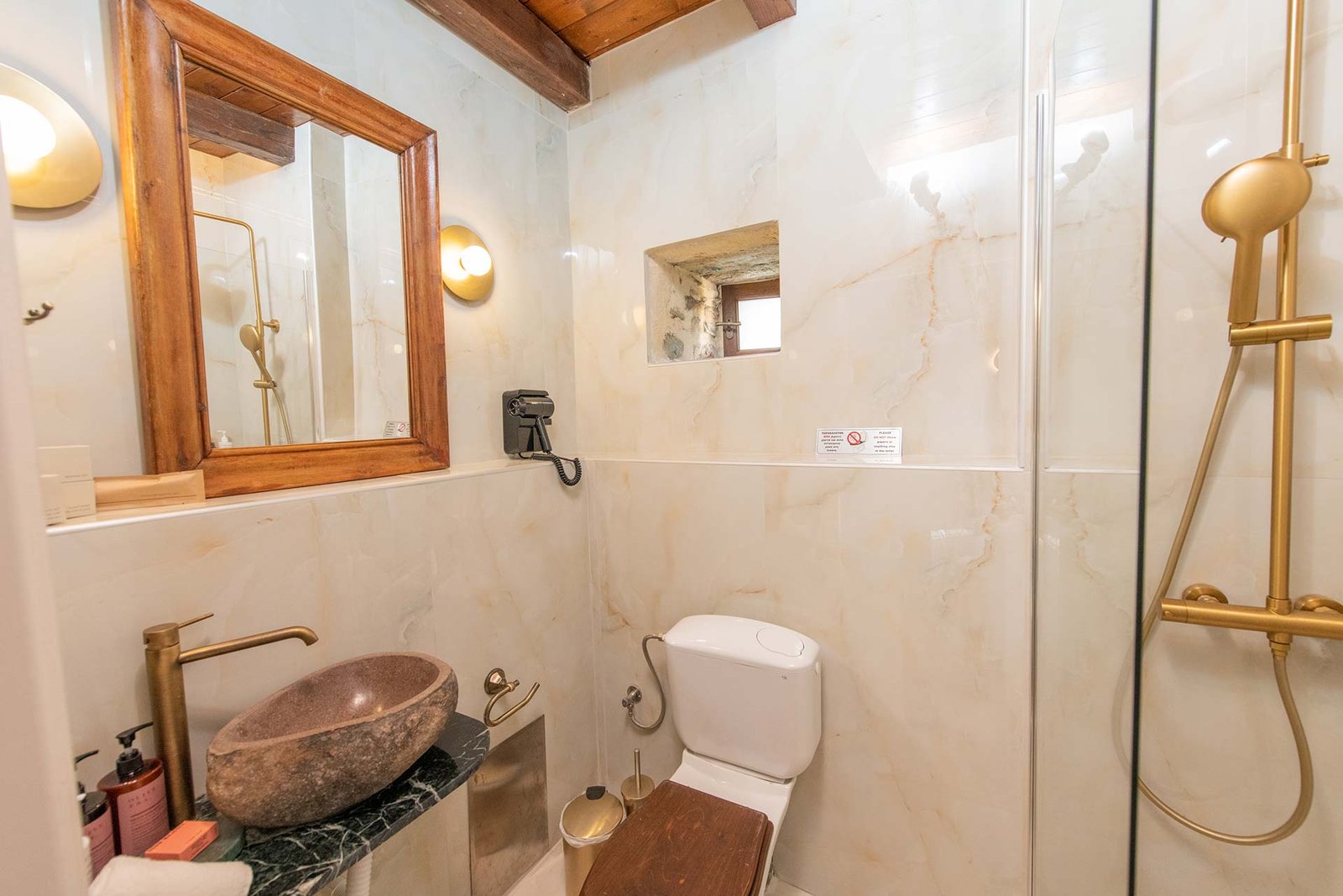 deluxe-suite-flowers-5